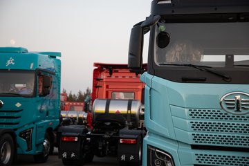 �ൺ���JH6 �������Ϸ��� 14.6L LNG 560���� 6X4 һ�����12�� ǣ����ͼƬ