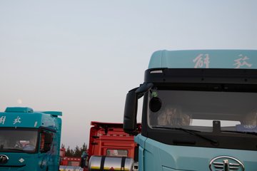 �ൺ���JH6 �������Ϸ��� 14.6L LNG 560���� 6X4 һ�����12�� ǣ����ͼƬ