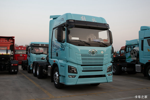 青岛解放JH6 智享版南方款 14.6L LNG 560马力 6X4 一汽解放12档 牵引车