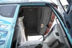 青岛解放JH6 智享版南方款 14.6L LNG 560马力 6X4 一汽解放12档 牵引车