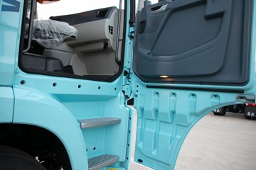 �ൺ���JH6 �������Ϸ��� 14.6L LNG 560���� 6X4 һ�����12�� ǣ����ͼƬ