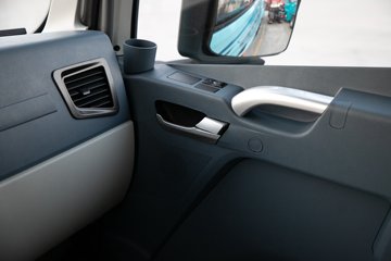 �ൺ���JH6 �������Ϸ��� 14.6L LNG 560���� 6X4 һ�����12�� ǣ����ͼƬ