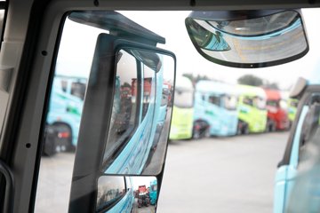 �ൺ���JH6 �������Ϸ��� 14.6L LNG 560���� 6X4 һ�����12�� ǣ����ͼƬ