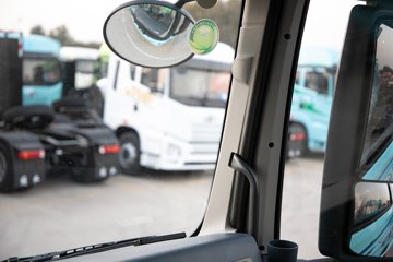 �ൺ���JH6 �������Ϸ��� 14.6L LNG 560���� 6X4 һ�����12�� ǣ����ͼƬ