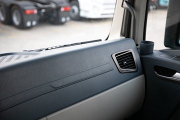 �ൺ���JH6 �������Ϸ��� 14.6L LNG 560���� 6X4 һ�����12�� ǣ����ͼƬ