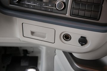 �ൺ���JH6 �������Ϸ��� 14.6L LNG 560���� 6X4 һ�����12�� ǣ����ͼƬ