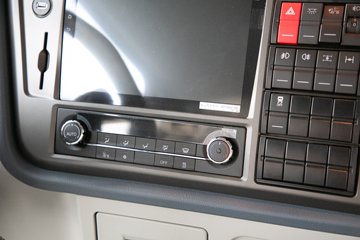 �ൺ���JH6 �������Ϸ��� 14.6L LNG 560���� 6X4 һ�����12�� ǣ����ͼƬ