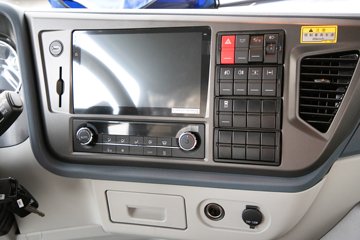 �ൺ���JH6 �������Ϸ��� 14.6L LNG 560���� 6X4 һ�����12�� ǣ����ͼƬ