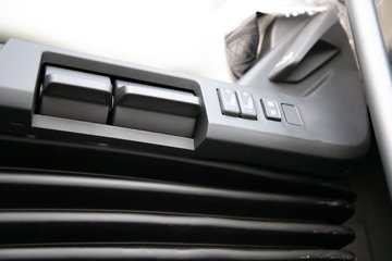 �ൺ���JH6 �������Ϸ��� 14.6L LNG 560���� 6X4 һ�����12�� ǣ����ͼƬ