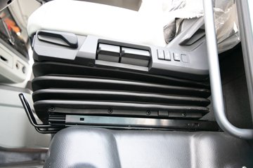 �ൺ���JH6 �������Ϸ��� 14.6L LNG 560���� 6X4 һ�����12�� ǣ����ͼƬ