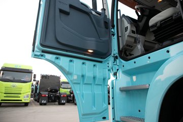 �ൺ���JH6 �������Ϸ��� 14.6L LNG 560���� 6X4 һ�����12�� ǣ����ͼƬ