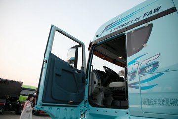 �ൺ���JH6 �������Ϸ��� 14.6L LNG 560���� 6X4 һ�����12�� ǣ����ͼƬ