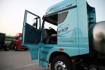 �ൺ���JH6 �������Ϸ��� 14.6L LNG 560���� 6X4 һ�����12�� ǣ����ͼƬ