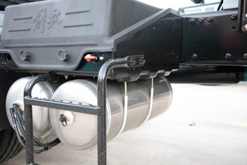 �ൺ���JH6 �������Ϸ��� 14.6L LNG 560���� 6X4 һ�����12�� ǣ����ͼƬ