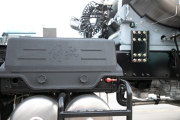 �ൺ���JH6 �������Ϸ��� 14.6L LNG 560���� 6X4 һ�����12�� ǣ����ͼƬ