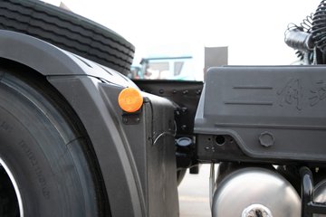 �ൺ���JH6 �������Ϸ��� 14.6L LNG 560���� 6X4 һ�����12�� ǣ����ͼƬ