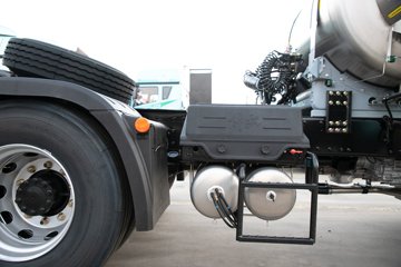 �ൺ���JH6 �������Ϸ��� 14.6L LNG 560���� 6X4 һ�����12�� ǣ����ͼƬ