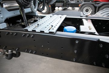 �ൺ���JH6 �������Ϸ��� 14.6L LNG 560���� 6X4 һ�����12�� ǣ����ͼƬ