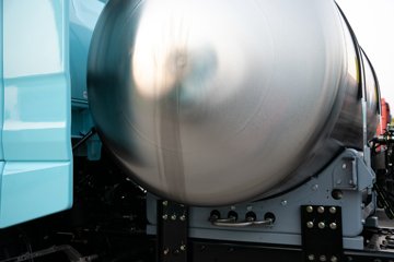 �ൺ���JH6 �������Ϸ��� 14.6L LNG 560���� 6X4 һ�����12�� ǣ����ͼƬ