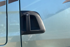 青岛解放JH6 智尊版2.0 12.5L柴油 580马力 8X4 法士特16档 AMT自动档 9.5米排半仓栅式载货车