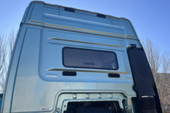 青岛解放JH6 智尊版2.0 12.5L柴油 580马力 8X4 法士特16档 AMT自动档 9.5米排半仓栅式载货车