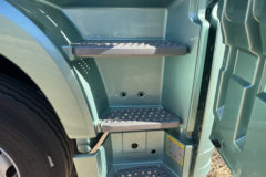 青岛解放JH6 智尊版2.0 12.5L柴油 580马力 8X4 法士特16档 AMT自动档 9.5米排半仓栅式载货车