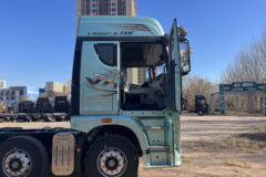 青岛解放JH6 智尊版2.0 12.5L柴油 580马力 8X4 法士特16档 AMT自动档 9.5米排半仓栅式载货车