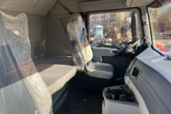 青岛解放JH6 智尊版2.0 12.5L柴油 580马力 8X4 法士特16档 AMT自动档 9.5米排半仓栅式载货车