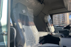 青岛解放JH6 智尊版2.0 12.5L柴油 580马力 8X4 法士特16档 AMT自动档 9.5米排半仓栅式载货车