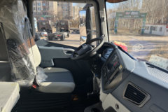 青岛解放JH6 智尊版2.0 12.5L柴油 580马力 8X4 法士特16档 AMT自动档 9.5米排半仓栅式载货车