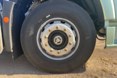 青岛解放JH6 智尊版2.0 12.5L柴油 580马力 8X4 法士特16档 AMT自动档 9.5米排半仓栅式载货车