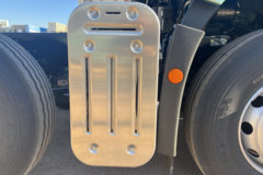 青岛解放JH6 智尊版2.0 12.5L柴油 580马力 8X4 法士特16档 AMT自动档 9.5米排半仓栅式载货车