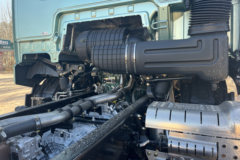 青岛解放JH6 智尊版2.0 12.5L柴油 580马力 8X4 法士特16档 AMT自动档 9.5米排半仓栅式载货车