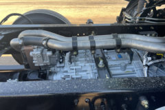 青岛解放JH6 智尊版2.0 12.5L柴油 580马力 8X4 法士特16档 AMT自动档 9.5米排半仓栅式载货车