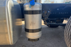 青岛解放JH6 智尊版2.0 12.5L柴油 580马力 8X4 法士特16档 AMT自动档 9.5米排半仓栅式载货车