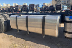 青岛解放JH6 智尊版2.0 12.5L柴油 580马力 8X4 法士特16档 AMT自动档 9.5米排半仓栅式载货车