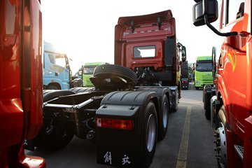 �ൺ���JH6 ������ 12.5L���� 580���� 6X4 һ�����12�� ǣ����ͼƬ