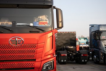 �ൺ���JH6 ������ 12.5L���� 580���� 6X4 һ�����12�� ǣ����ͼƬ