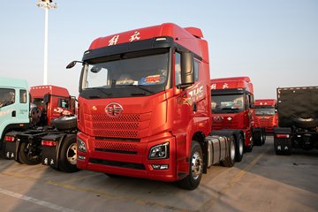 青岛解放JH6 智享版 12.5L柴油 580马力 6X4 一汽解放12档 牵引车