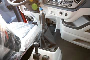 �ൺ���JH6 ������ 12.5L���� 580���� 6X4 һ�����12�� ǣ����ͼƬ