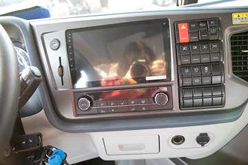 �ൺ���JH6 ������ 12.5L���� 580���� 6X4 һ�����12�� ǣ����ͼƬ