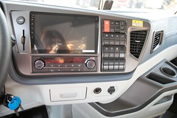 �ൺ���JH6 ������ 12.5L���� 580���� 6X4 һ�����12�� ǣ����ͼƬ