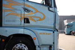 青岛解放 鹰途 商务舱 14.5L LNG 630马力 6X4 一汽解放12档 AMT自动档牵引车