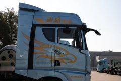 青岛解放 鹰途 商务舱 14.5L LNG 630马力 6X4 一汽解放12档 AMT自动档牵引车