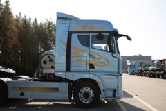 青岛解放 鹰途 商务舱 14.5L LNG 630马力 6X4 一汽解放12档 AMT自动档牵引车