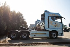 青岛解放 鹰途 商务舱 14.5L LNG 630马力 6X4 一汽解放12档 AMT自动档牵引车