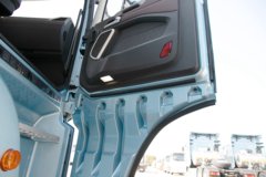 青岛解放 鹰途 商务舱 14.5L LNG 630马力 6X4 一汽解放12档 AMT自动档牵引车