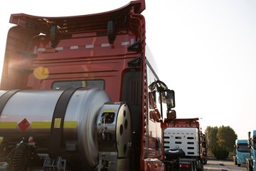 �ൺ��� ӥ�� ������ 14.6L LNG 630���� 6X4 ��ʿ��16�� AMT�Զ��� ǣ����ͼƬ