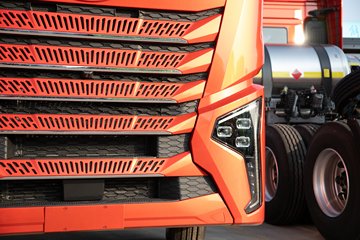 �ൺ��� ӥ�� ������ 14.6L LNG 630���� 6X4 ��ʿ��16�� AMT�Զ��� ǣ����ͼƬ