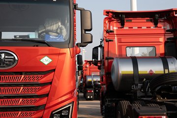 �ൺ��� ӥ�� ������ 14.6L LNG 630���� 6X4 ��ʿ��16�� AMT�Զ��� ǣ����ͼƬ